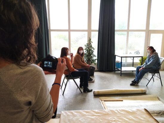 fotografía de dos estudiantes entrevistando a la artista Bárbara Fluxá